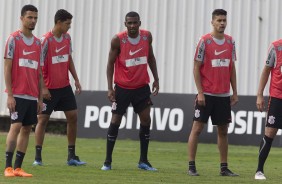 Jogadores em atividade no treino deste sbado