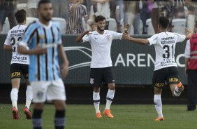 Juninho Capixaba e Marquinhos Gabriel comemorando o gol do meia contra o Grêmio, na Arena