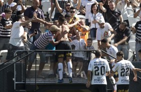Matheus Matias comemorou junto à torcida seu primeiro gol com a camisa do Timão