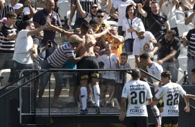 Matheus Matias comemorou junto  torcida seu primeiro gol com a camisa do Timo