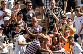 Matheus Matias feliz com seu primeiro gol com a camisa do Corinthians