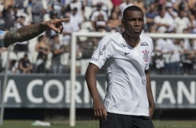 O zagueiro Marllon atuando diante o Grêmio, na Arena Corinthians