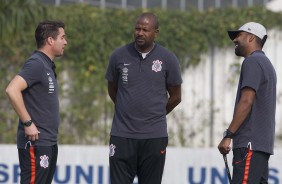 Osmar Loss observa os jogadores no treino deste sábado