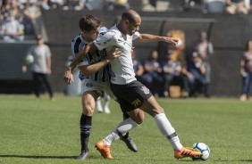 Roger sendo marcado durante amistoso contra o Grêmio, na Arena Corinthians