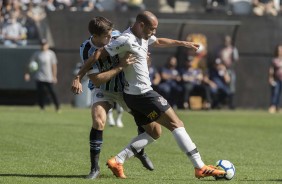 Roger sendo marcado durante amistoso contra o Grmio, na Arena Corinthians