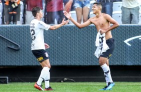 Vital cumprimenta Matheus Matias pelo gol anotado contra o Grêmio, na Arena Corinthians