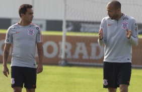 Jadson e Roger durante reapresentação do elenco no CT Joaquim Grava