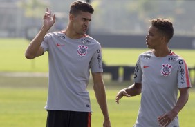 Os garotos da base Léo Santos e Pedrinho no treino desta segunda-feira no CT Joaquim Grava