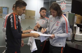 Cássio autografando camisa para Léo Santos CT