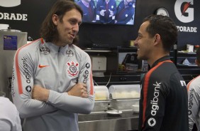 O goleiro Cássio, que acabou de voltar da Seleção, conversa com Rodriguinho