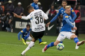 Pedrinho recebeu de Marquinhos Gabriel e empatou o jogo contra o Cruzeiro