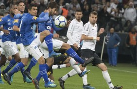 Henrique durante jogada de ataque do Cruzeiro, no amistoso que aconteceu na Arena Corinthians