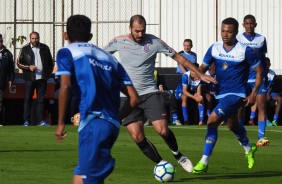 O meia Danilo no jogo-treino contra o So Caetano, no CT