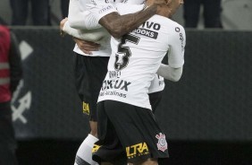 Paulo Roberto comemora seu gol contra o Cruzeiro no amistoso