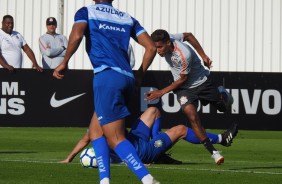 Pedrinho sofrendo forte marcao durante o jogo-treino contra o So Caetano, no CT