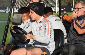 Rodriguinho e demais atletas chegando ao jogo-treino contra o So Caetano, no CT