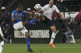 Roger durante amistoso contra o Cruzeiro