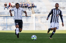 Vitinho durante jogo contra o Atlético-MG pelo Brasileirão sub-20