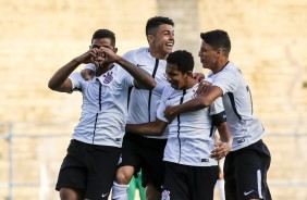 Jogadores do Timozinho comemorando o gol de Nathan, contra o Atltico-MG