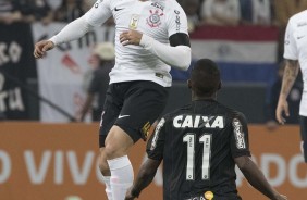 Fagner em jogada aérea contra o Botafogo, na volta do Campeonato Brasileiro