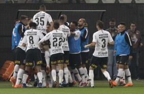 Jogadores comemoram gol de Rodriguinho contra o Botafogo, na Arena Corinthians