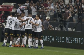 Jogadores comemorando o gol de Romero contra o Botafogo, na Arena Corinthians