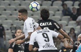 Pedro Henrique e Roger em jogada aérea contra o Botafogo, na Arena Corinthians