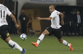 Roger atuando contra o Botafogo, na Arena Corinthians