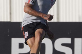 Volante Douglas já treino com o restante do elenco no CT Joaquim Grava