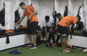 Jogadores se preparam no vestiário do Morumbi antes do jogo contra o São Paulo