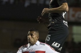 Danilo Avelar em jogada aérea no clássico contra o São Paulo, no Morumbi