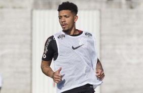 Douglas, volante recm contratado, no treinamento de hoje no CT Joaquim Grava