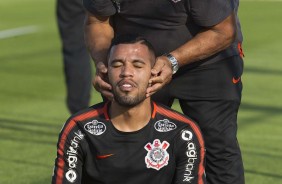 Jonathas  atendido durante o treinamento de hoje no CT Joaquim Grava