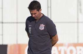 Osmar Loss tenta arrumar o time durante o treino de reapresentao no CT Joaquim Grava