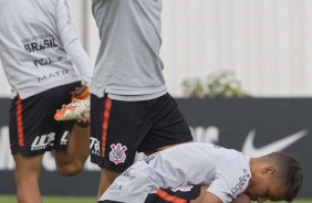 Volante Douglas e menino Pedrinho no treino desta terça-feira no CT