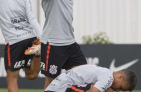 Volante Douglas e menino Pedrinho no treino desta tera-feira no CT