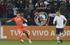 Cssio e Henrique durante jogo contra o Cruzeiro, na Arena Corinthians