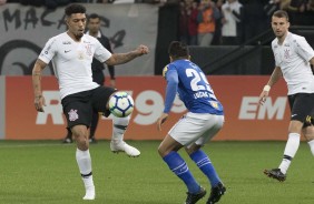 O volante Douglas e o zagueiro Henrique durante jogo contra o Cruzeiro, na Arena Corinthians