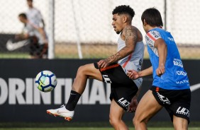 Volante Douglas e atacante Romero no último treino da equipe em São Paulo