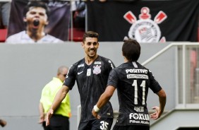 Danilo Avelar e Romero comemoram o gol do paraguaio contra o Vasco