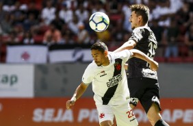 Danilo Avelar em jogada aérea contra o time do Vasco, pelo Campeonato Brasileiro