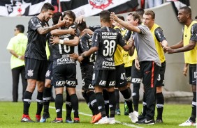 Elenco comemora a atuação brilhante do paraguaio Romero contra o Vasco