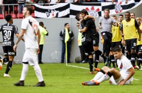 Jogadores comemoram o terceiro gol do paraguaio Romero, contra o Vasco