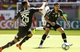 O meia Douglas em jogada contra o Vasco da Gama, pelo Campeonato Brasileiro