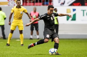 O meia Jadson marcou de pnalti, o terceiro gol do Timo contra o Vasco