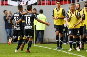Pedrinho e Jadson comemorando o gol do Magic contra o Vasco, pelo Brasileirão