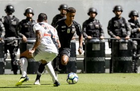 Pedrinho em jogada contra o Vasco, pelo Brasileirão