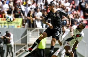 Pedro Henrique em jogada aérea contra o Vasco, no estádio Mané Garrincha