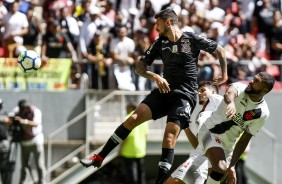 Pedro Henrique em jogada area contra o Vasco, no estdio Man Garrincha