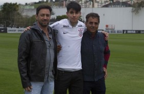 Ángelo Araos é formalmente apresentado como jogador do Corinthians no CT Joaquim Grava